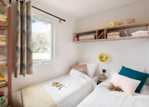 Postel nebo postele na pokoji v ubytování Camping - Parc aquatique - ccafh0f