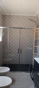 una doccia con una porta in vetro in un bagno di Quinta do Pinheirão a Coruche