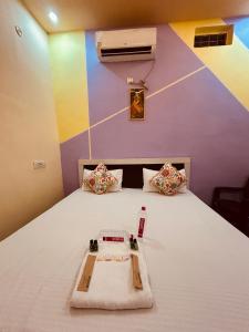 Postel nebo postele na pokoji v ubytování ATULYAM STAYs VRINDAVAN