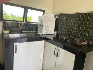 Kuchyň nebo kuchyňský kout v ubytování BAYU VILLA SEGAMAT
