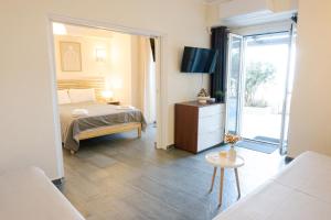 Giường trong phòng chung tại Sea La Vie - Beachfront Retreat +23 ảnh
