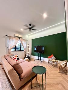 TV a/nebo společenská místnost v ubytování Peranakan House Convenient Stay near Jonker 6-12 pax