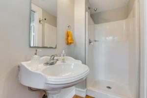 Bilik mandi di 8 Mi to Pensacola Beach Home with Private Pool +16 gambar