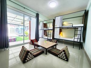 Ruang duduk di 55 Hostel Soi Phetkasem 51