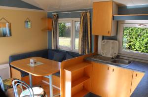 Kuchyň nebo kuchyňský kout v ubytování Camping Le Balcon de Chartreuse
