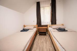 Postel nebo postele na pokoji v ubytování Jaćimov Konak + 37 fotografií