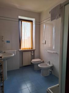 a bathroom with a toilet and a sink at Garni Onda in Torri del Benaco