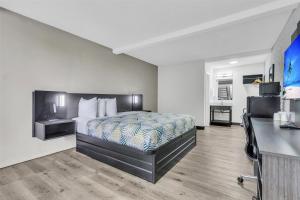 una habitación de hotel con una cama y un escritorio en Motel 6 Summerville, SC Charleston, en Summerville