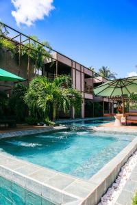 ein Schwimmbad vor einem Gebäude in der Unterkunft Kamby Milagres - 104 in São Miguel dos Milagres