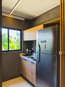 eine Küche mit einem Kühlschrank aus Edelstahl und einer Spüle in der Unterkunft Kamby Milagres - 104 in São Miguel dos Milagres