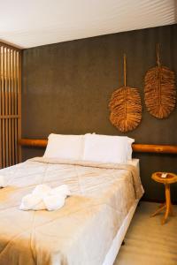 ein Schlafzimmer mit einem großen Bett mit Handtüchern darauf in der Unterkunft Kamby Milagres - 104 in São Miguel dos Milagres