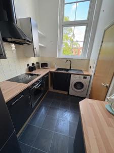 Η κουζίνα ή μικρή κουζίνα στο St Helens Apt Near Town Center & Theater, Free Parking & WiFi