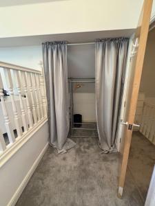 Φωτογραφία από το άλμπουμ του St Helens Apt Near Town Center & Theater, Free Parking & WiFi σε Saint Helens +7 φωτογραφίες