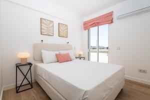 En eller flere senge i et værelse på Allianca Marina - Luxury apartment by HD