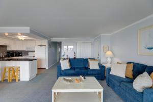un salon avec deux canapés bleus et une table dans l'établissement Family-Friendly Ocean City Condo Walk to Beach!, à Ocean City