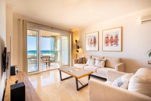 a living room with a couch and a table at 426 Casa Onda Mirabaia in Albardeira