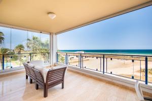 a dining room with a view of the beach at 426 Casa Onda Mirabaia in Albardeira