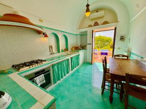 Η κουζίνα ή μικρή κουζίνα στο Sweet Home Unheated Jetted Pool