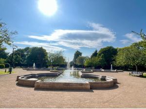 a fountain in the middle of a park at Best4Location in Nottingham