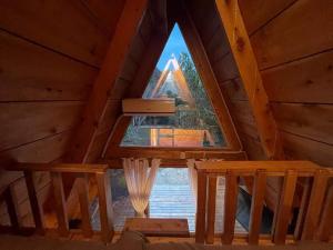 a room with a window in a cabin at Alpinas El chical in Guazacapán