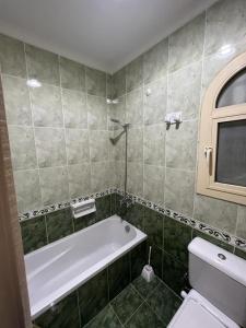 エル・アラメインにあるMarina 2 luxury Chalet Sea View Alamein 3 bedroomsのバスタブとトイレ付きのバスルーム