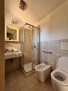 Un baño con ducha, inodoro y lavabo. en Villetta' Artu', en Teulada