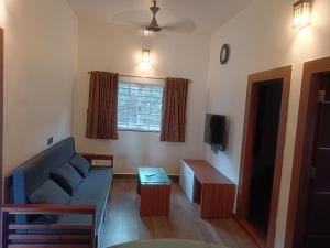TV a/nebo společenská místnost v ubytování Thekkekara Tourist Home Vagamon