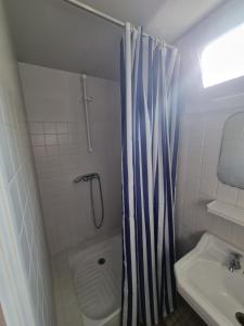 Koupelna v ubytování Logement à 100m de la mer + 2 fotografie