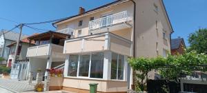 a large building with windows and a balcony at Apartman Bor s velikom terasom idealan za boravak s obitelji in Livno