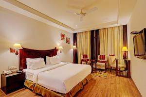 Postel nebo postele na pokoji v ubytování Hotel DSR TARK PLAZA NEAR IGI AIRPORT DELHI