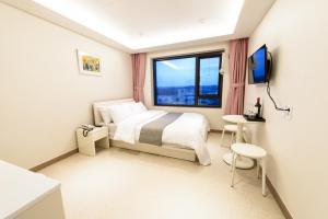 TV a/nebo společenská místnost v ubytování Rezion Hotel