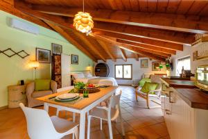 Posezení v ubytování Il Laghello Wood House