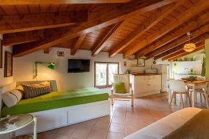 Posezení v ubytování Il Laghello Wood House