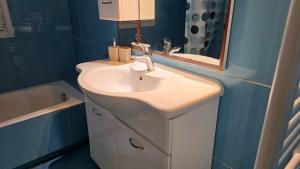 Photo de la galerie de l'établissement Eleni Blue View - Comfort Stay, à Loutra Elenis