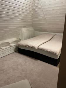 una camera da letto con due letti in una stanza di Historic House City Centre a Bergen