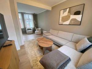 un soggiorno con un divano e un tavolo di Historic House City Centre a Bergen