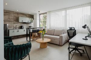 Una cocina o cocineta en Nomadic Suites