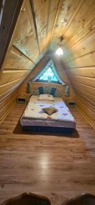 sypialnia z łóżkiem w drewnianym pokoju w obiekcie Maria Chyc wynajem pokoi gościnnych w Zakopanem