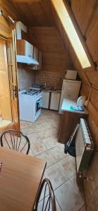 kuchnia z poddaszem z piecem i stołem w obiekcie Maria Chyc wynajem pokoi gościnnych w Zakopanem