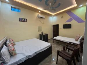 Postel nebo postele na pokoji v ubytování ATULYAM STAYs VRINDAVAN