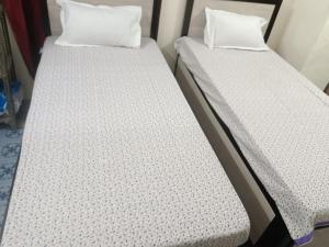 Postel nebo postele na pokoji v ubytování Radhika P Guest House Ajmer