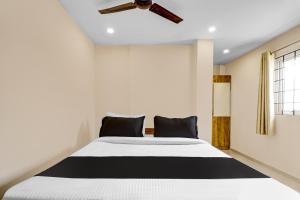 Giường trong phòng chung tại Hotel O M S Boarding and Lodging