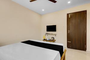 TV/trung tâm giải trí tại Hotel O M S Boarding and Lodging