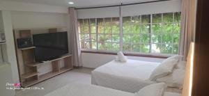 A television and/or entertainment centre at Hostal Marlyn