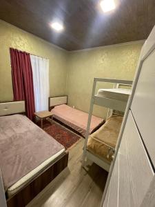 una habitación con dos literas y una ventana en Home Turkan, en Türkan