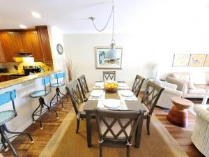 Χώρος καθιστικού στο Ocean Reef 306 condo +18 φωτογραφίες