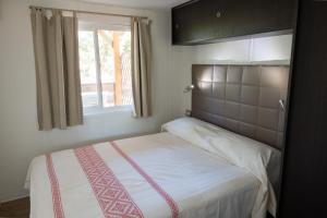 a bed in a room with a window and a bed sidx sidx sidx at Redabba House in Arzana