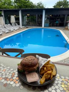 Φαγητό σε αυτός ο ξενώνας ή κάπου εκεί κοντά