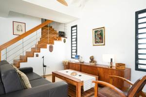 una sala de estar con un sofá y una mesa en Villa Kassav, en Port-Louis