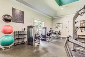 un gimnasio con cintas de correr y equipos de ejercicio en Splendid Condo with balcony view of pool 5220, en St. Augustine